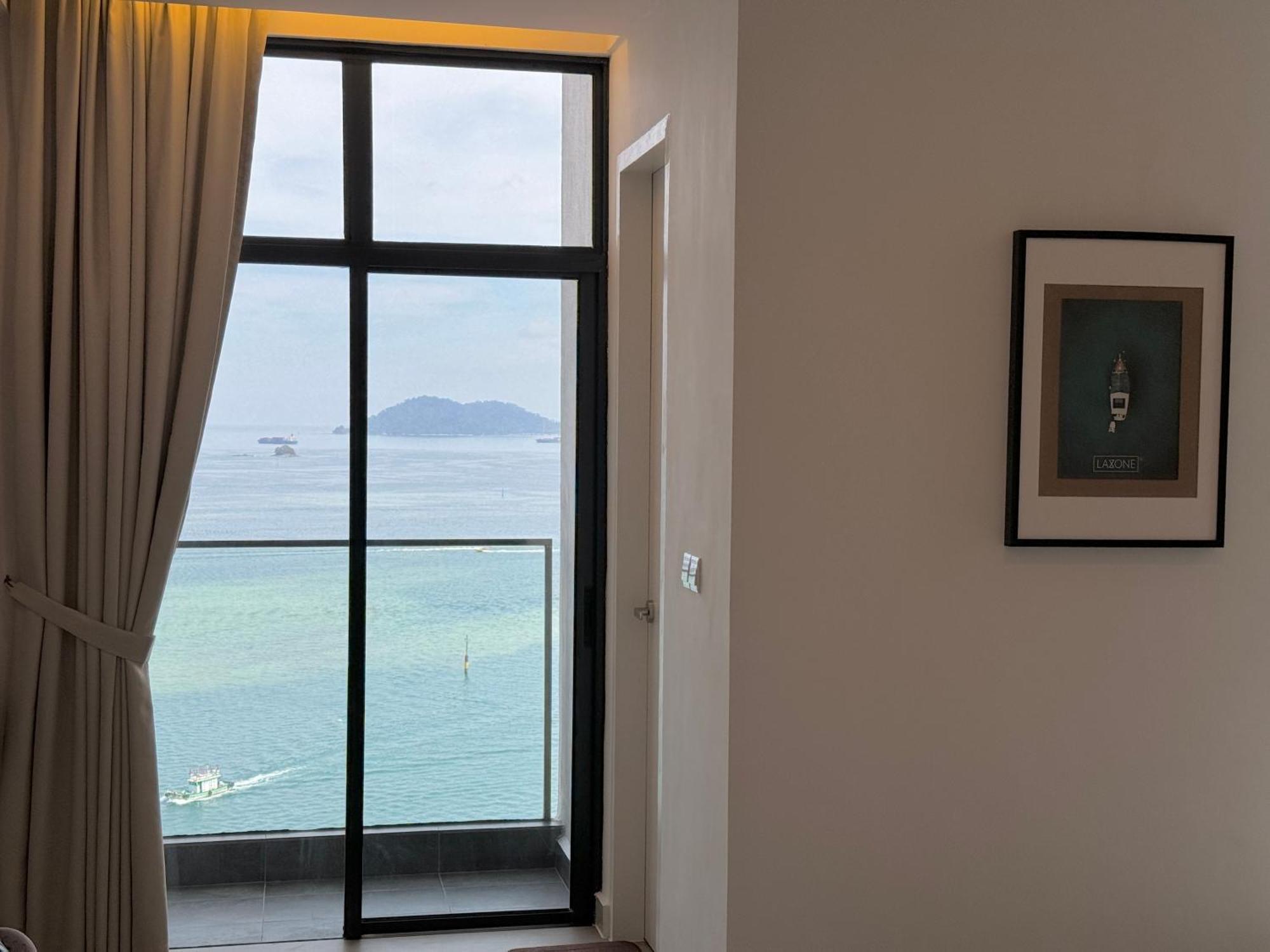 The Shore Cbd Kota Kinabalu By Laxzone Suite Exterior photo